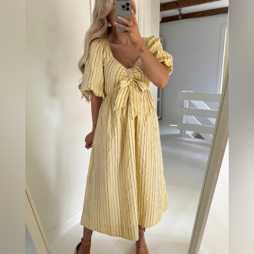 Chic Yellow Striped Midi Dress with Puff Sleeves